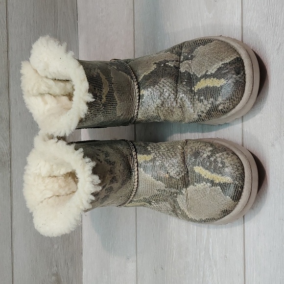 Ugg Australia Women Bailey Bow Short Snake Sheepskin Boots shoes sz 6 - Picture 3 of 12